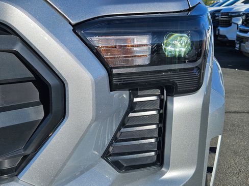 Used 2025 Toyota Tacoma SR5 AWD/4WD image 12
