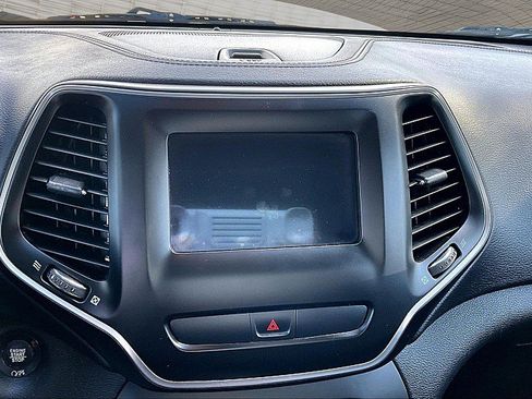 Used 2019 Jeep Cherokee Latitude Plus FWD image 20