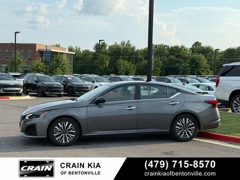 Used 2024 Nissan Altima 2.5 SV FWD image 4