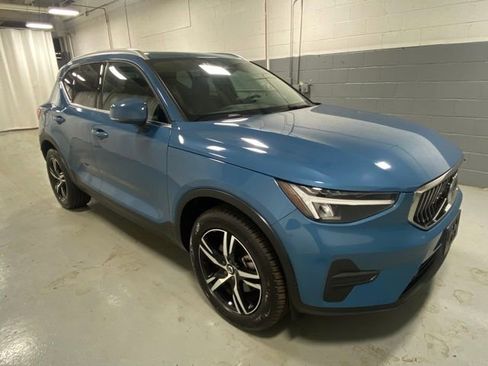 Used 2025 Volvo XC40 B5 Core image 4