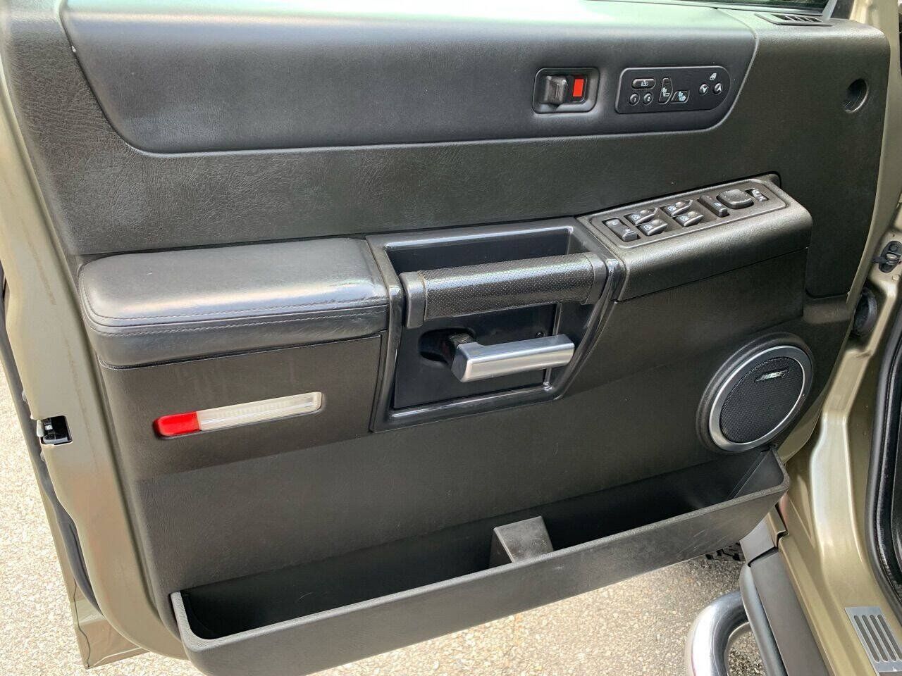 Used 2005 HUMMER H2 SUT w/ Preferred Equipment Group AWD/4WD image 14