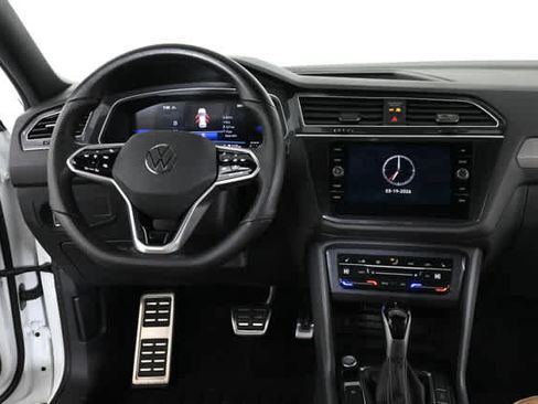 Used 2024 Volkswagen Tiguan SE R-Line image 3