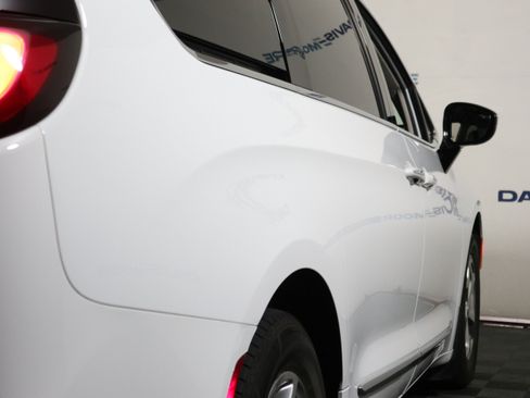 Used 2023 Chrysler Pacifica Limited FWD image 5
