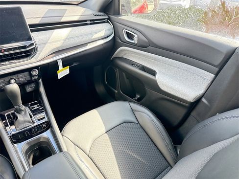 New 2023 Jeep Compass Latitude image 24