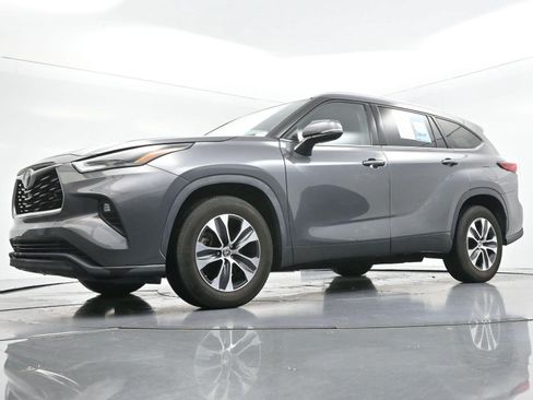 Used 2022 Toyota Highlander XLE FWD image 55