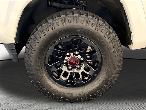 Used 2022 Toyota Tacoma SR5 w/ Technology Package RWD image 11