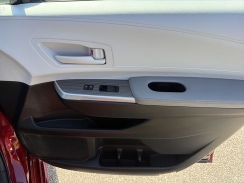 Certified 2025 Toyota Sienna LE w/ LE Plus Package FWD image 25