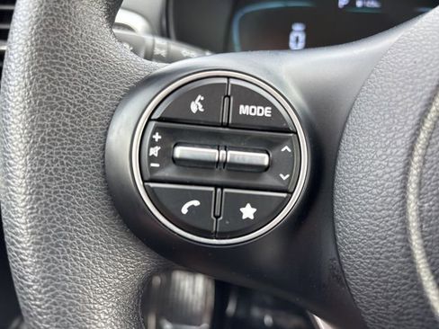 Used 2025 Kia Soul LX w/ LX Technology Package FWD image 8