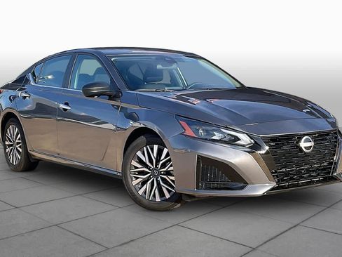 Used 2025 Nissan Altima 2.5 SV FWD image 2