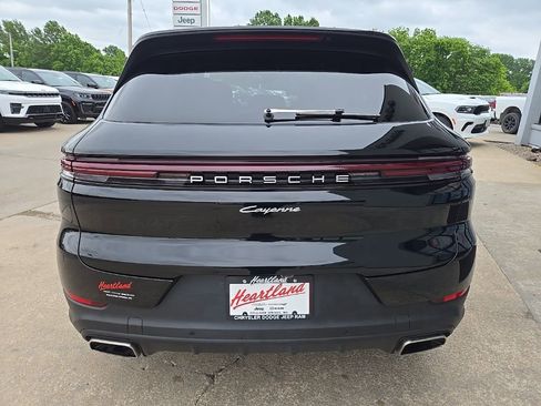 Used 2024 Porsche Cayenne w/ Premium Package AWD/4WD image 9