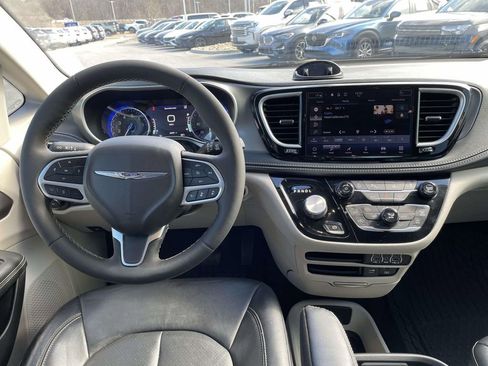 Used 2022 Chrysler Pacifica Touring-L image 2