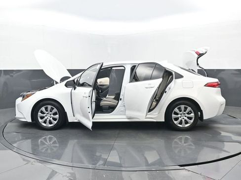 Used 2025 Toyota Corolla LE image 33