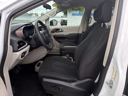 Used 2022 Chrysler Voyager LX FWD image 16