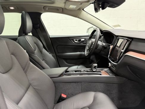Used 2025 Volvo V60 B5 Cross Country Plus image 39