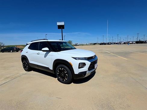 Used 2023 Chevrolet TrailBlazer LT w/ Convenience Package AWD/4WD image 3