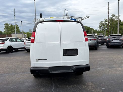 Used 2020 Chevrolet Express 3500 w/ Driver Convenience Package RWD image 17