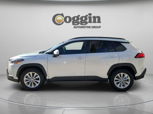 Used 2022 Toyota Corolla Cross LE FWD image 2