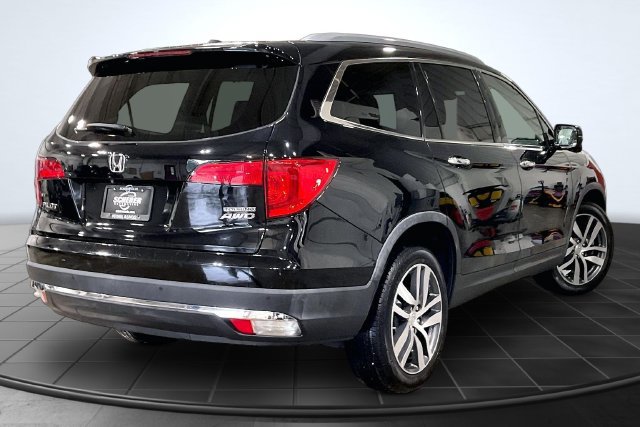 Used 2017 Honda Pilot Touring image 2