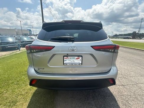 Used 2023 Toyota Highlander XLE AWD/4WD image 7