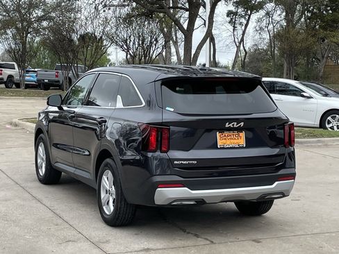 Used 2025 Kia Sorento LX image 4