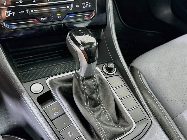 Used 2025 Volkswagen Jetta SE w/ Sunroof Package FWD image 16