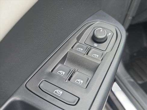 New 2026 Volkswagen Taos SE FWD image 6