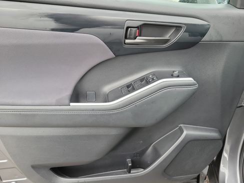 Used 2023 Toyota Highlander LE FWD image 26