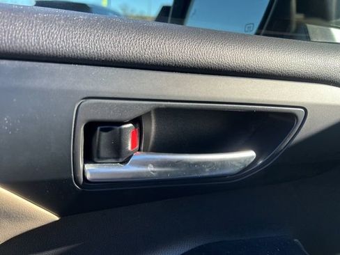 Used 2023 Toyota Highlander XLE image 12