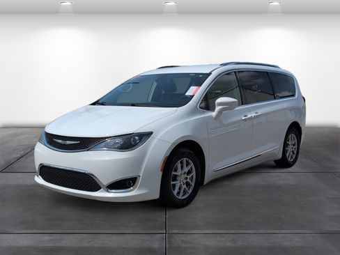 Used 2020 Chrysler Pacifica Touring-L FWD image 4