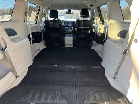 Used 2020 Chrysler Pacifica Touring-L Plus image 35