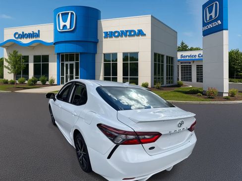 Used 2021 Toyota Camry SE image 4