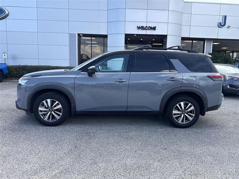 Used 2022 Nissan Pathfinder SL FWD image 2