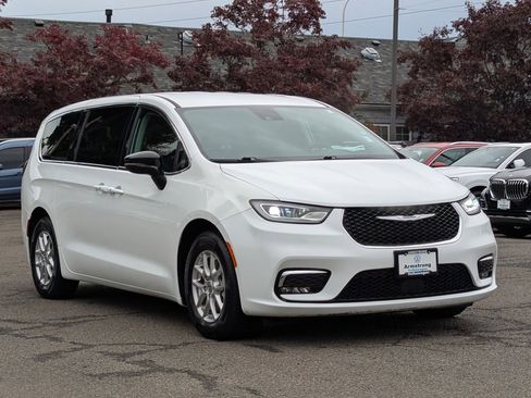 Used 2024 Chrysler Pacifica Touring-L image 7