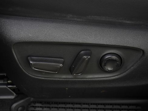 Used 2025 Toyota Sienna Limited image 27