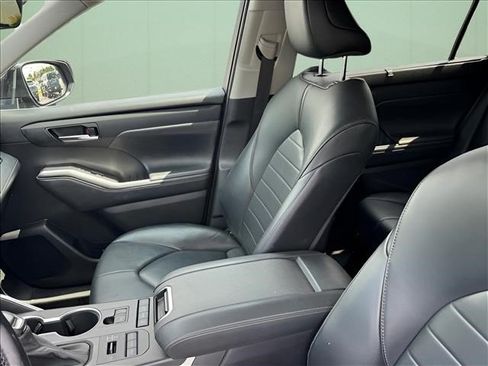 Used 2021 Toyota Highlander XLE AWD/4WD image 7
