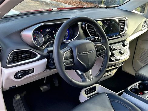 Used 2024 Chrysler Pacifica Touring-L image 17