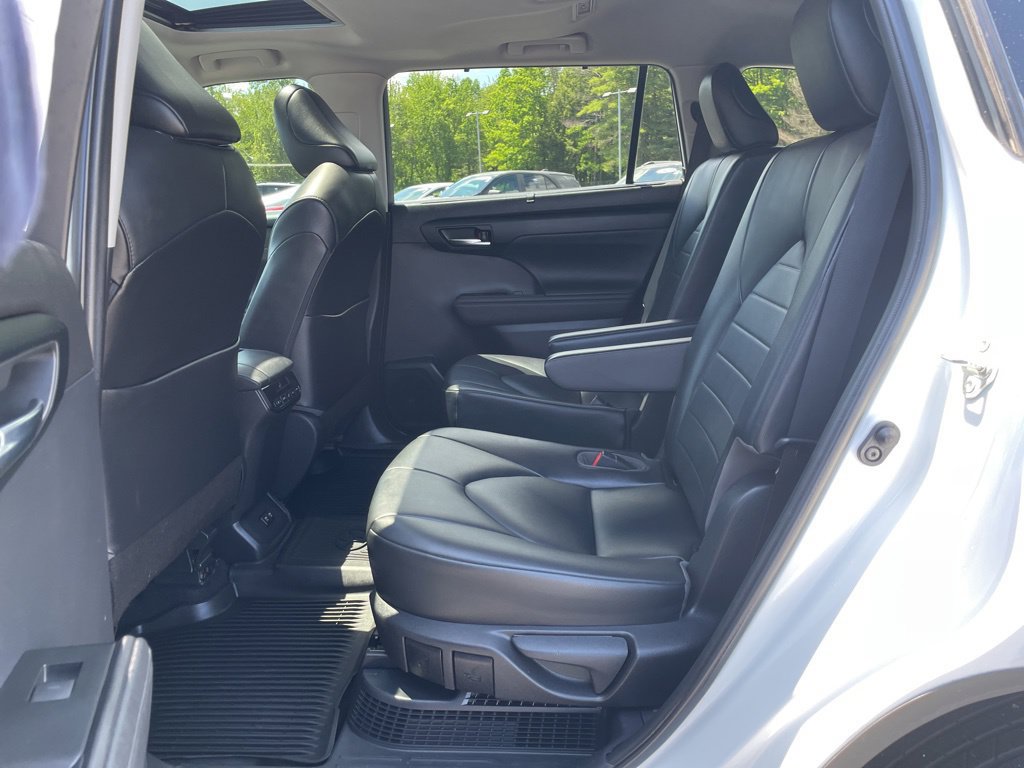 Used 2021 Toyota Highlander XLE AWD/4WD image 32