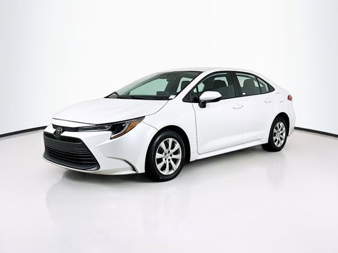 Used 2025 Toyota Corolla LE image 3
