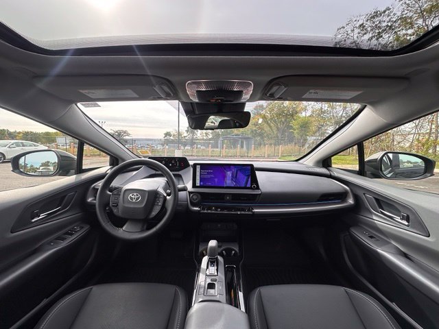 Used 2024 Toyota Prius XLE FWD image 2