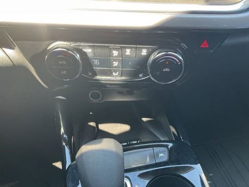 Used 2025 Chevrolet Trax ACTIV w/ Sunroof Package image 7