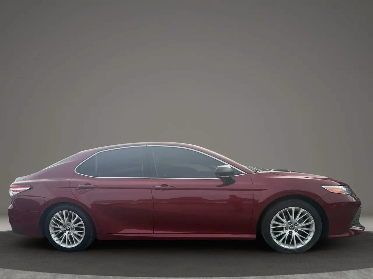 Used 2020 Toyota Camry XLE w/ Navigation Package FWD image 4