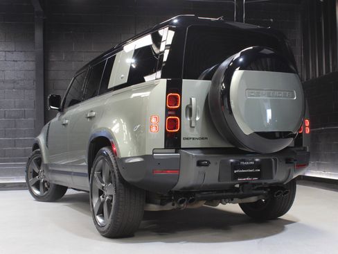 Used 2024 Land Rover Defender 110 SE image 9