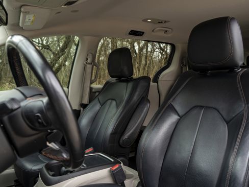 Used 2019 Chrysler Pacifica Touring-L Plus w/ Advanced Safetytec Group image 17