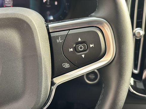 Certified 2025 Volvo XC40 B5 Plus AWD/4WD image 17