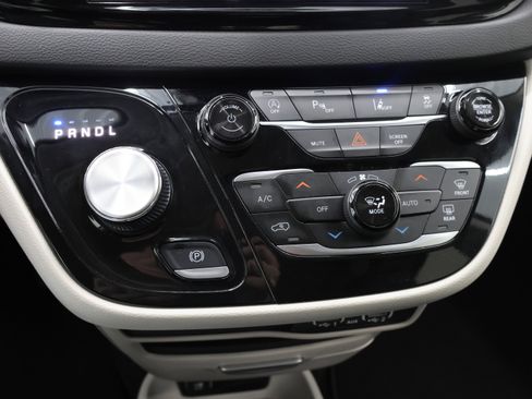 Used 2024 Chrysler Pacifica Touring-L image 47