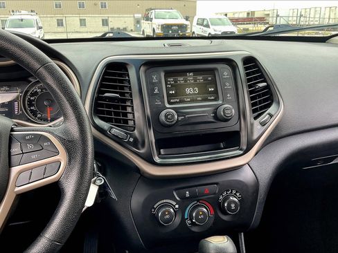 Used 2017 Jeep Cherokee Sport image 6