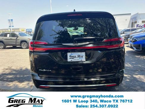 Used 2022 Chrysler Pacifica Touring-L FWD image 7