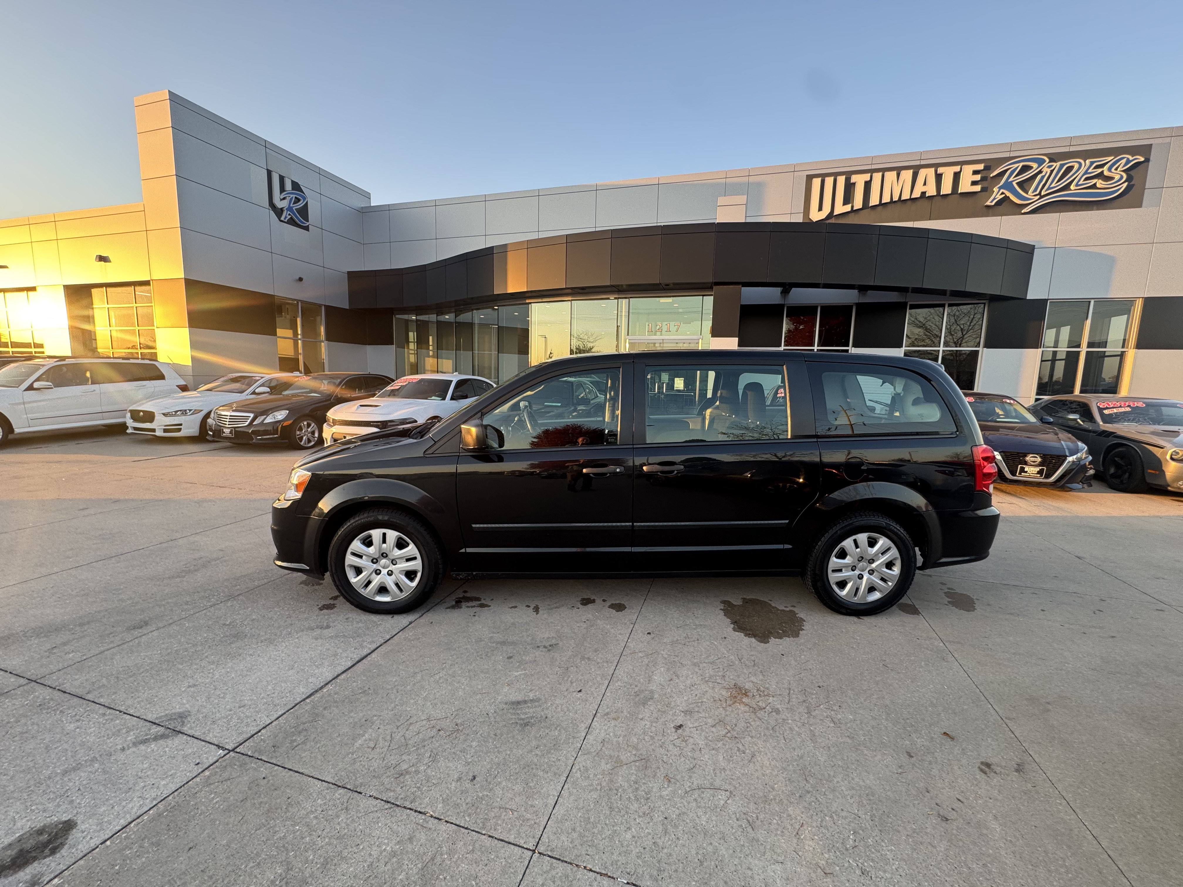 Used 2016 Dodge Grand Caravan American Value Package FWD image 3