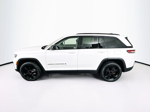 Used 2023 Jeep Grand Cherokee Limited w/ Black Appearance Package AWD/4WD image 4