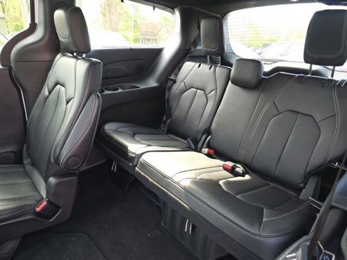 Used 2025 Chrysler Pacifica Select w/ Uconnect Theater Family Group image 15